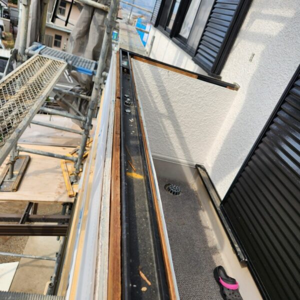 静岡県富士宮市　W様邸　外壁工事　防水性を高めるために笠木の取り付けをおこないました！