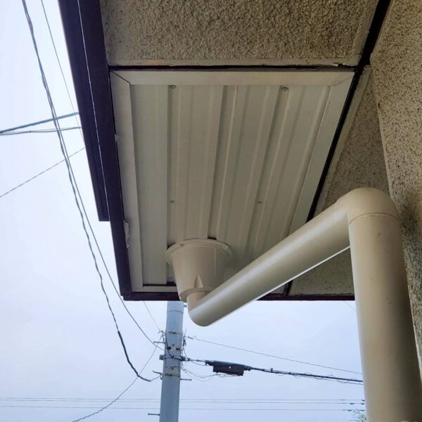 静岡県沼津市　Y様邸　玄関上の庇屋根　カバー工法　軒天と雨樋取り付けで施工完了