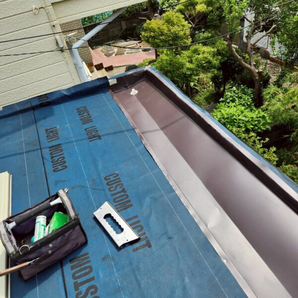 静岡県沼津市　Y様邸　玄関上の庇屋根　カバー工法　ガルバリウム鋼板の取り付けをおこないました！