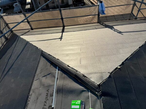 静岡県富士宮市　W様邸　屋根カバー工事　いよいよ金属屋根材の設置へ