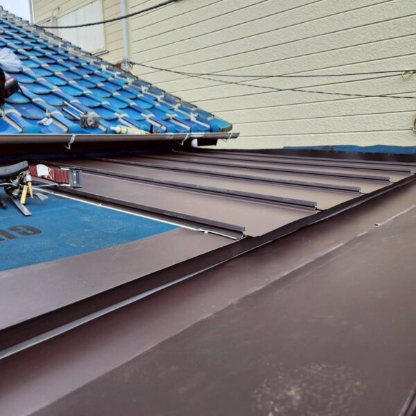 静岡県沼津市　Y様邸　玄関上の庇屋根　カバー工法　ガルバリウム鋼板の取り付けをおこないました！