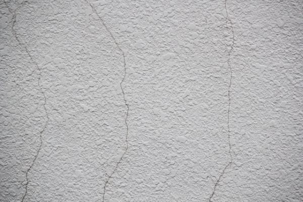 外壁にひび割れができる原因とは？放置した場合のリスクと早めに対処すべき理由