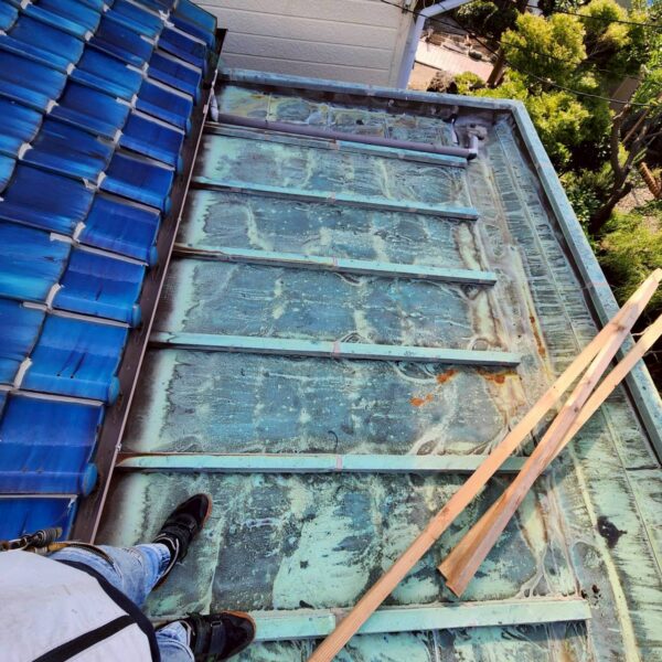 静岡県沼津市　Y様邸　玄関上の庇屋根　カバー工法　合板増し張りからスタート！