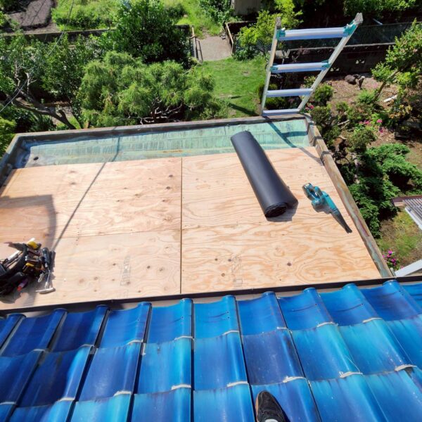 静岡県沼津市　Y様邸　玄関上の庇屋根　カバー工法　合板増し張りからスタート！