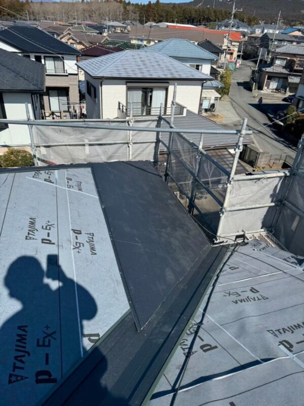 静岡県富士宮市　W様邸　屋根カバー工事　いよいよ金属屋根材の設置へ