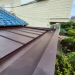 静岡県沼津市　Y様邸　玄関上の庇屋根　カバー工法　ガルバリウム鋼板の取り付けをおこないました！