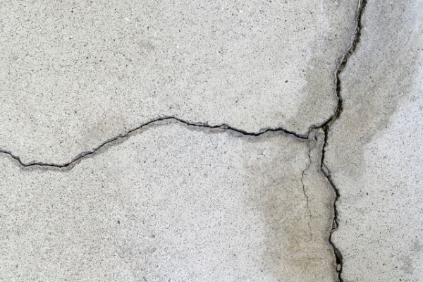 外壁にひび割れができる原因とは？放置した場合のリスクと早めに対処すべき理由