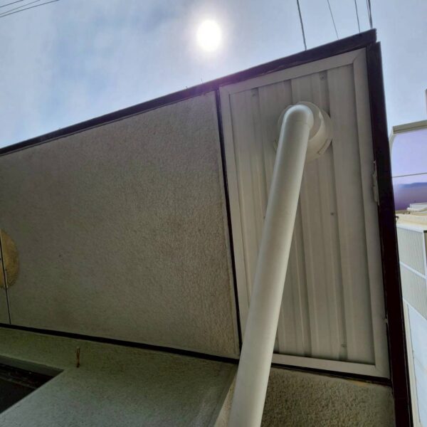 静岡県沼津市　Y様邸　玄関上の庇屋根　カバー工法　軒天と雨樋取り付けで施工完了