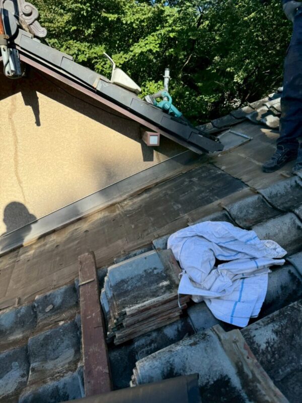 静岡県富士宮市　K様邸　屋根板金工事　既存瓦の撤去作業からスタート！