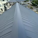 静岡県富士宮市　N様邸　屋根葺き替え工事　棟板金を取り付けて施工完了