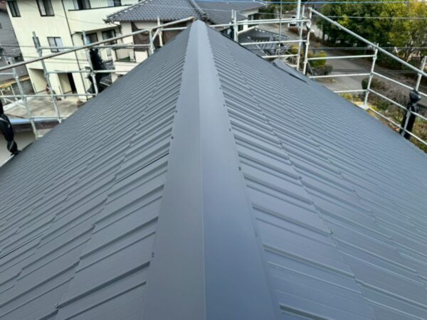 静岡県富士宮市 N様邸 屋根葺き替え工事 棟板金を取り付けて施工完了