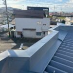 静岡県三島市　A様邸　金属屋根　笠木板金交換工事　新規笠木板金を取り付けて完工