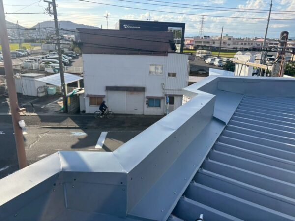 静岡県三島市　A様邸　金属屋根　笠木板金交換工事　新規笠木板金を取り付けて完工