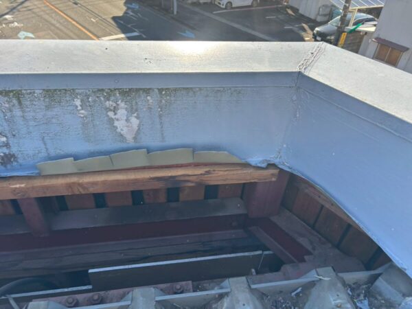 静岡県三島市　A様邸　金属屋根　笠木板金交換工事　既存板金の撤去作業からスタート
