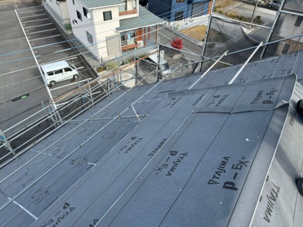 静岡県三島市 S様邸 屋根カバー工事 既存棟板金撤去・ルーフィング敷設で下地完了