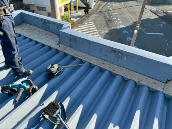 静岡県三島市　A様邸　金属屋根　笠木板金交換工事　木材と防水シートを貼り付けて下地が整いました！