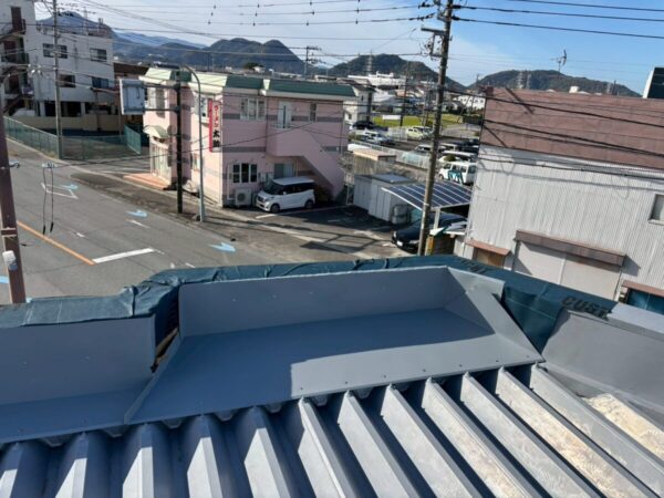 静岡県三島市　A様邸　金属屋根　笠木板金交換工事　新規笠木板金を取り付けて完工