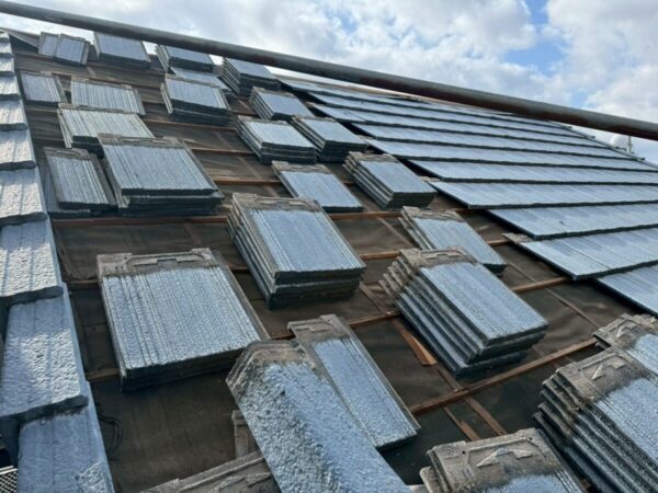 静岡県富士宮市　N様邸　屋根葺き替え工事　既存の屋根材撤去からスタートしました！