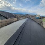 静岡県富士市　K様邸　屋根葺き替え工事　新しい屋根と棟板金を取り付けて施工完了