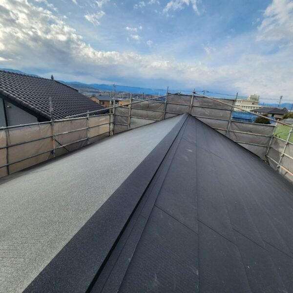 静岡県富士市　K様邸　屋根葺き替え工事　新しい屋根と棟板金を取り付けて施工完了