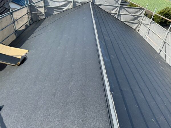 静岡県富士市　K様邸　屋根葺き替え工事　新しい屋根と棟板金を取り付けて施工完了