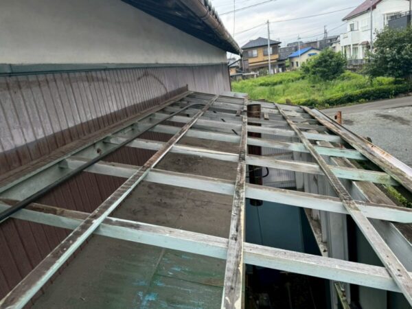 静岡県富士市　A様邸　波板屋根交換工事　既存屋根の撤去作業からスタート