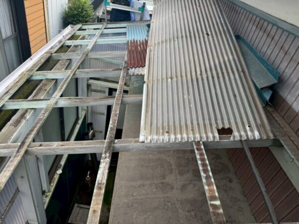 静岡県富士市 A様邸 波板屋根交換工事 既存屋根の撤去作業からスタート