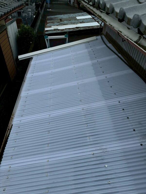 静岡県富士市 A様邸 波板屋根交換工事 新しい波板を設置して強度のある屋根に