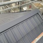 静岡県三島市　S様邸　屋根カバー工事　仕上げとなる棟板金の取り付けをおこないました！