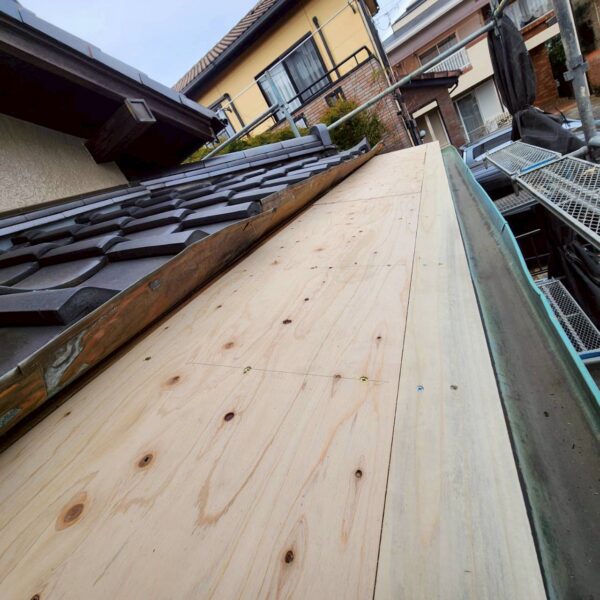 静岡県沼津市 O様邸 屋根葺き替え工事 屋根の強度を確保するために構造用合板を張り付けました!