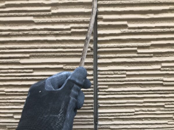シーリングの上から塗装はできる?先打ち・後打ちや打ち替えの基礎知識