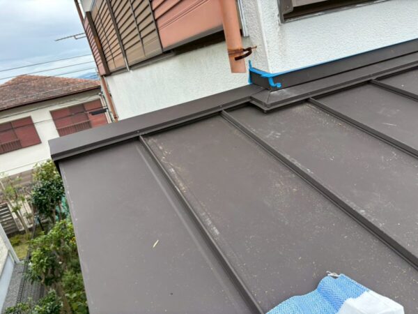 静岡県三島市　F様邸　屋根葺き替え工事　防水性を高めるために水切り板金を設置しました！