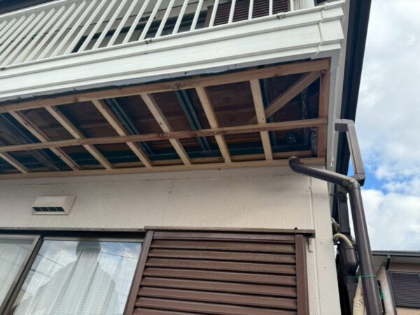 静岡県沼津市　H様邸　軒天張り替え工事　下地の補強作業を実施
