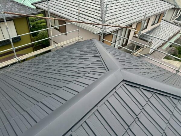 静岡県沼津市　I様邸　屋根カバー工事　棟板金を設置して施工完了