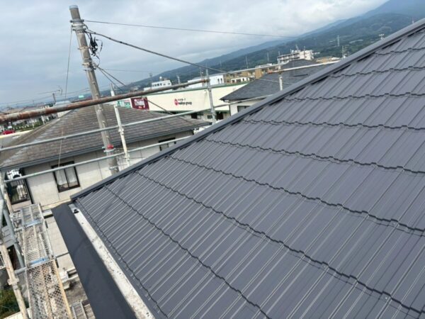 静岡県沼津市　I様邸　屋根カバー工事　棟板金を設置して施工完了