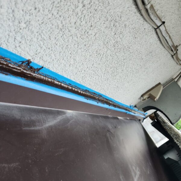 静岡県沼津市 A様邸 庇の水切り板金・コーキング防水処理で雨水の侵入防止