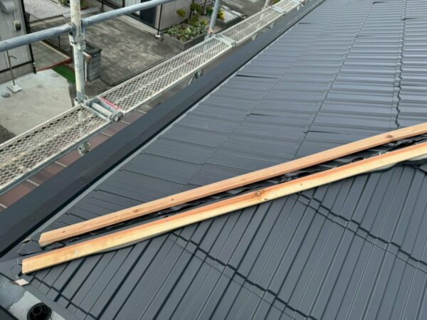 静岡県沼津市　I様邸　屋根カバー工事　棟板金を設置して施工完了
