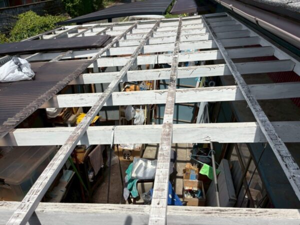 静岡県富士宮市 Y様邸 テラス屋根張り替え工事 新しい波板で安全性と耐久性が向上