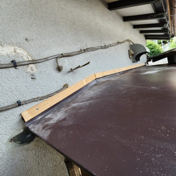 静岡県沼津市 A様邸 庇の水切り板金・コーキング防水処理で雨水の侵入防止