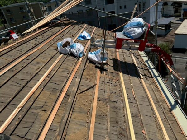 静岡県富士市 N様邸 屋根葺き替え工事 屋根材を固定するために野地板の増し張りをおこないました