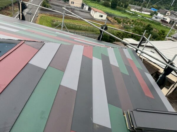 静岡県富士市　H様邸　屋根カバー工事　新しい屋根材設置でカラフルな屋根に大変身