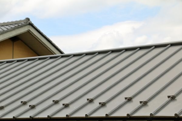 屋根塗装のタイミングはいつがベスト？劣化サインや季節、屋根材ごとの目安を解説 
