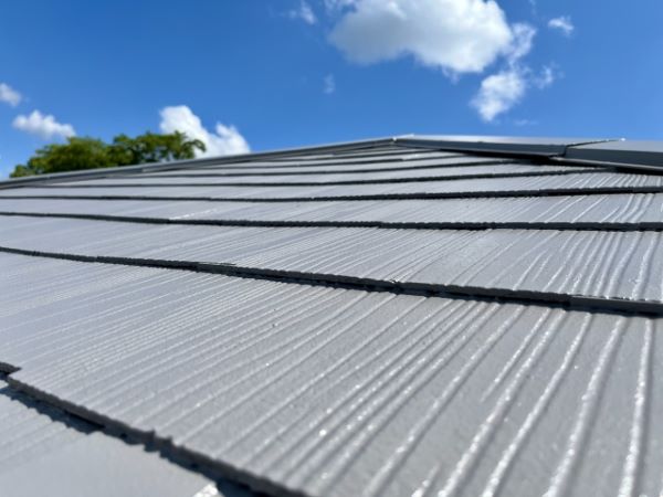 屋根塗装のタイミングはいつがベスト？劣化サインや季節、屋根材ごとの目安を解説 