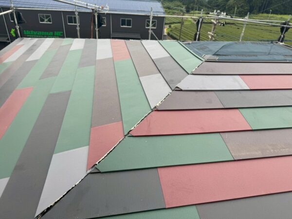 静岡県富士市　H様邸　屋根カバー工事　新しい屋根材設置でカラフルな屋根に大変身
