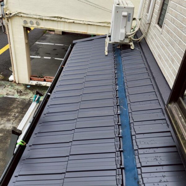 静岡県富士宮市　K様　3階建て建物　屋根カバー工事　金属屋根材を施工しました！