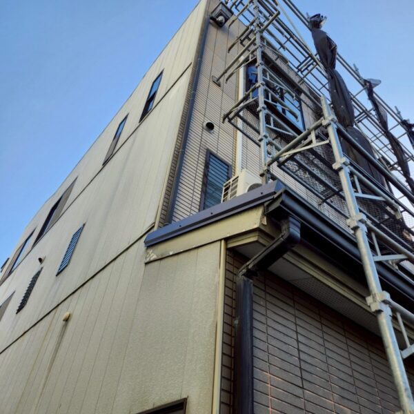 静岡県富士宮市　K様　3階建て建物　外壁工事　足場の設置から工事開始しました！