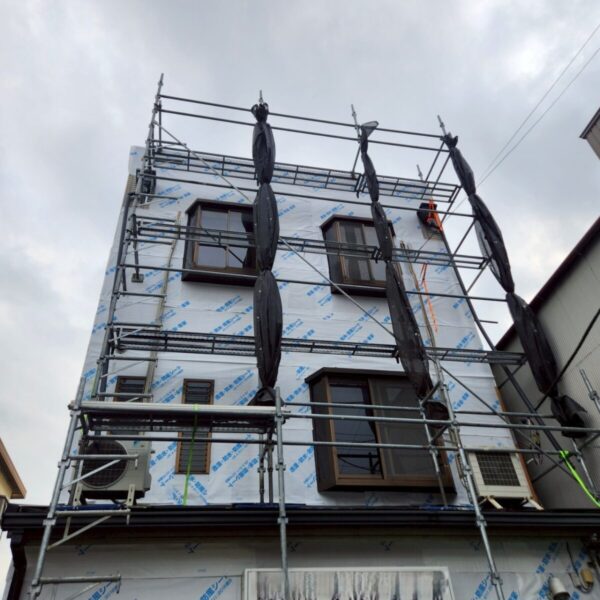 静岡県富士宮市 K様 3階建て建物 外壁カバー工事 既存外壁の上から防水シートを張るのはなぜ?