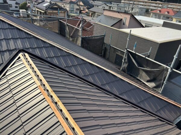 静岡県三島市　U様　屋根葺き替え工事　棟板金で仕上げて完工