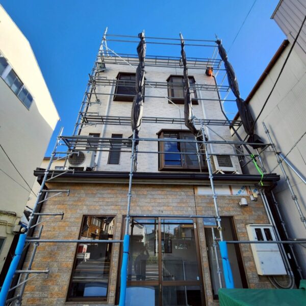 静岡県富士宮市　K様　3階建て建物　外壁カバー工事　新しい外壁材施工で美しい外観に