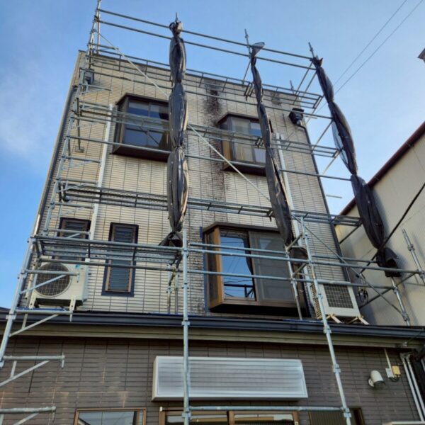 静岡県富士宮市　K様　3階建て建物　外壁工事　足場の設置から工事開始しました！